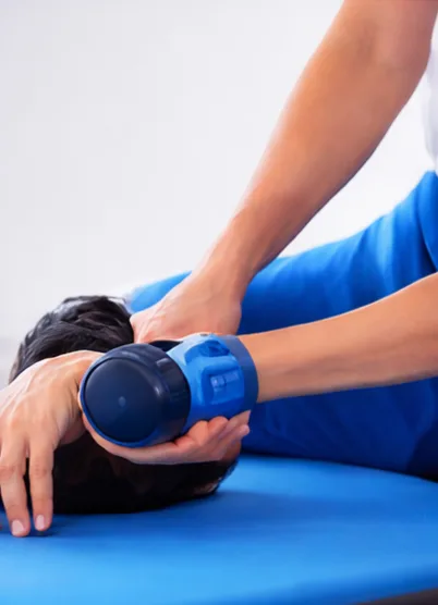Fisioterapeuta realizando terapia manual a un paciente en Chía
