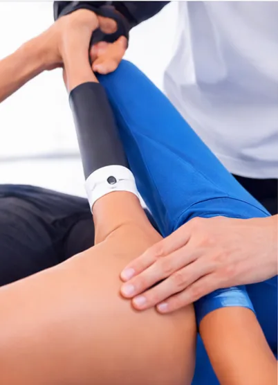 Paciente en sesión de recuperación física en Fisioterapia MEC, Chía